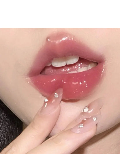 Butterfly shaped milk can lip balm moisturizes and moisturizes the mirror surface, with a shimmering and pouty lips